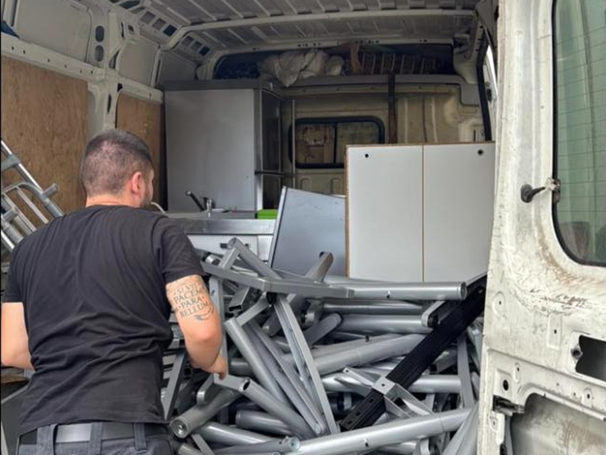 Transporter wird bei einer Entrümpelung beladen