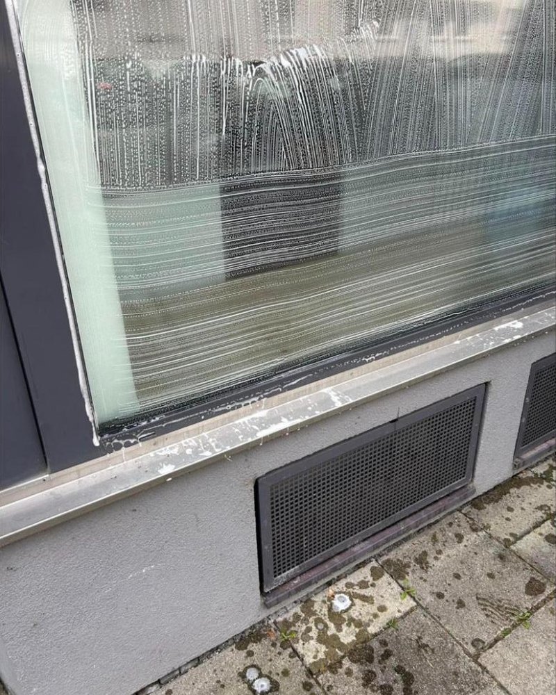 Verschmutzte Schaufensterfront