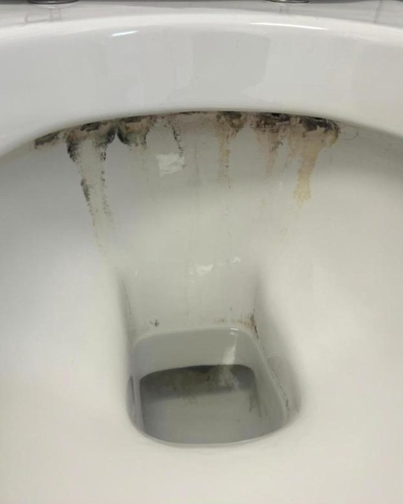 WC-Becken mit starken Ablagerungen