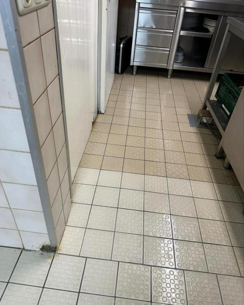 Durchgang einer Gastroküche nach der Reinigung