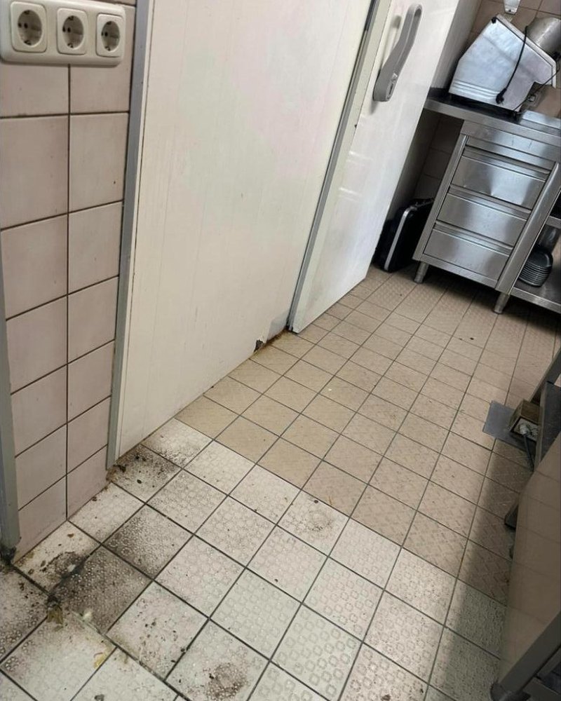 Durchgang einer Gastroküche mit starken Verschmutzungen