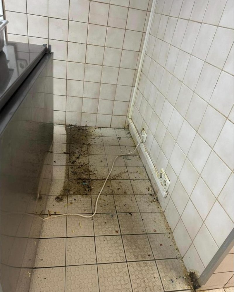 Küchenecke mit starkem Schmutzbefall