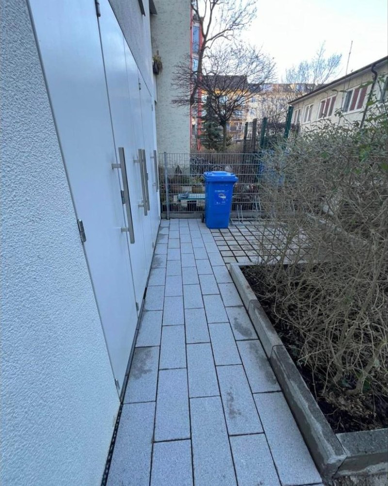 Gereinigter Außenweg am Gebäude