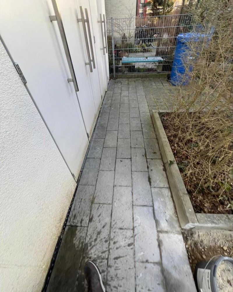 Veralgter Außenweg am Gebäude