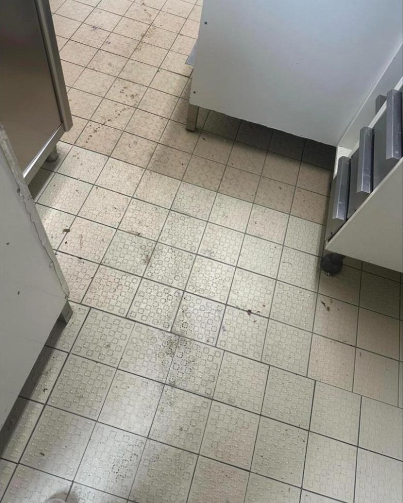 Verschmutzter Fliesenboden in der Küche