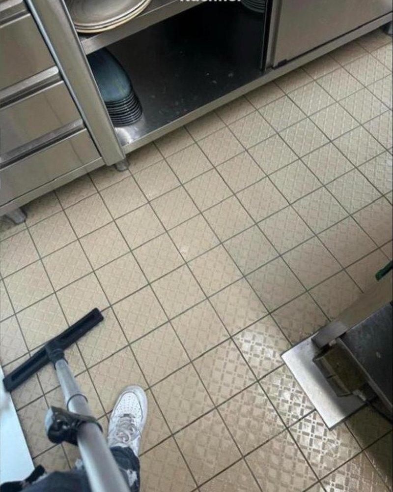 Küchenboden während der maschinellen Reinigung