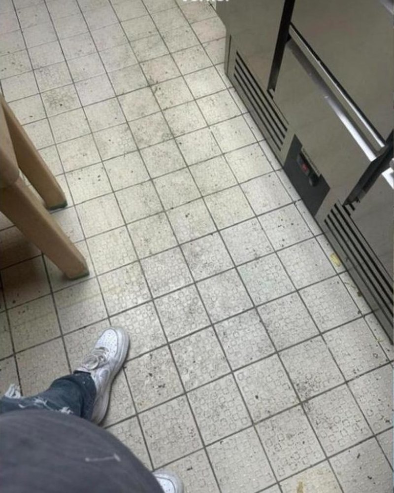 Küchenboden vor der maschinellen Reinigung