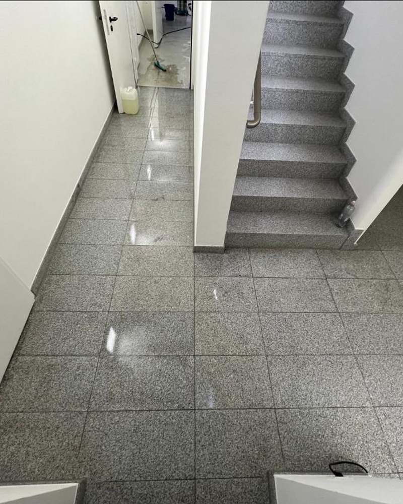Granit-Treppenhaus nach der maschinellen Reinigung